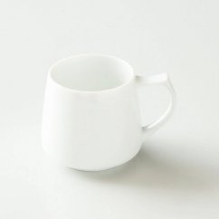 Tazza origami bianca per caffè o tè con un volume di 320 ml.