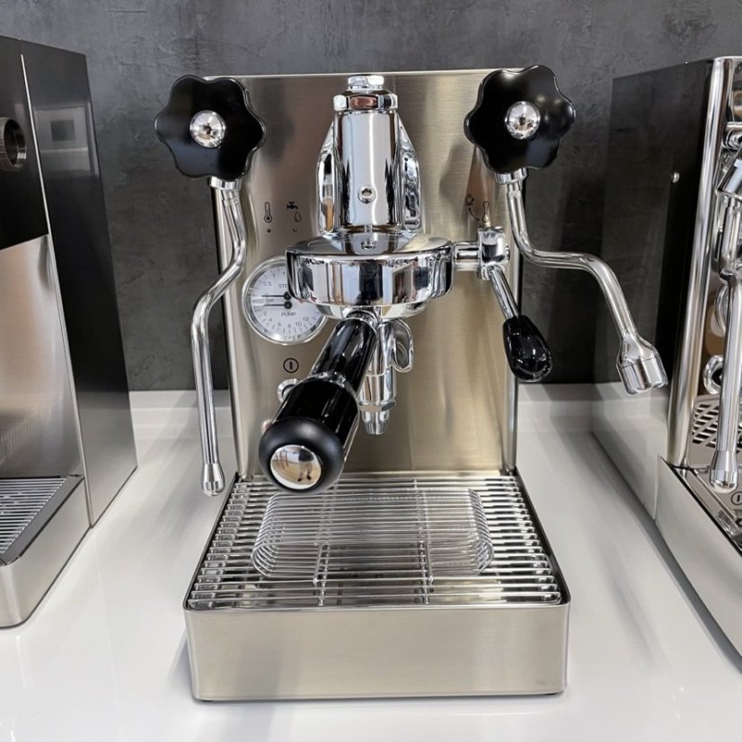 Domáci pákový kávovar Lelit Mara PL62X, ideálny pre prípravu lahodného Caffè latte.