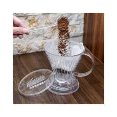 Clever plastový dripper S s objemom 290 ml je priehľadný prekávovač, ktorý umožňuje prípravu až jednej šálky kávy.