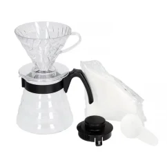 Juego para preparar café Hario V60-02 Pour Over Kit con dripper de plástico transparente, jarra de vidrio y tapa de plástico negro.