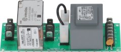Gréng Basis elektronesch Plack mat engem schwaarze Relais, engem wäisse Steckverbinder mat Kabelen an engem groe Transformator