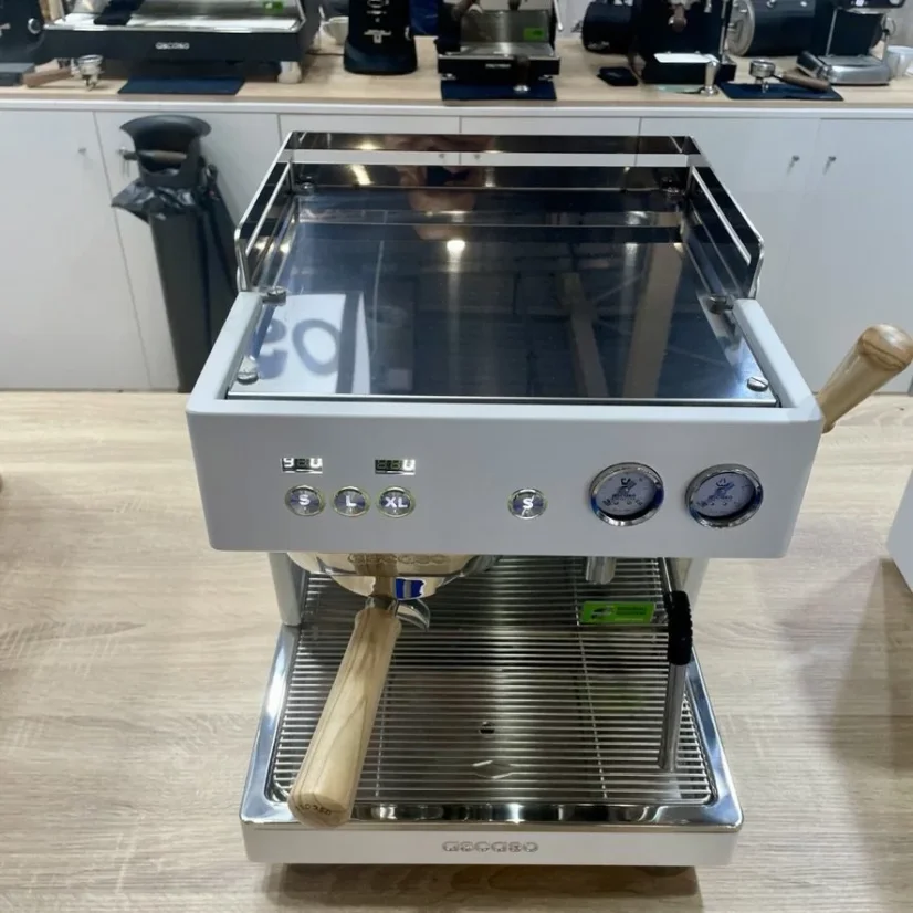 Machine à café à levier Ascaso Baby T Plus de couleur Cloud White, idéale pour l'utilisation dans les pâtisseries.