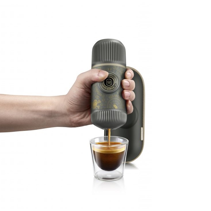 Limitovaná edícia cestovného kávovaru Wacaco Nanopresso - Dark Souls Grey. Príprava espressa.