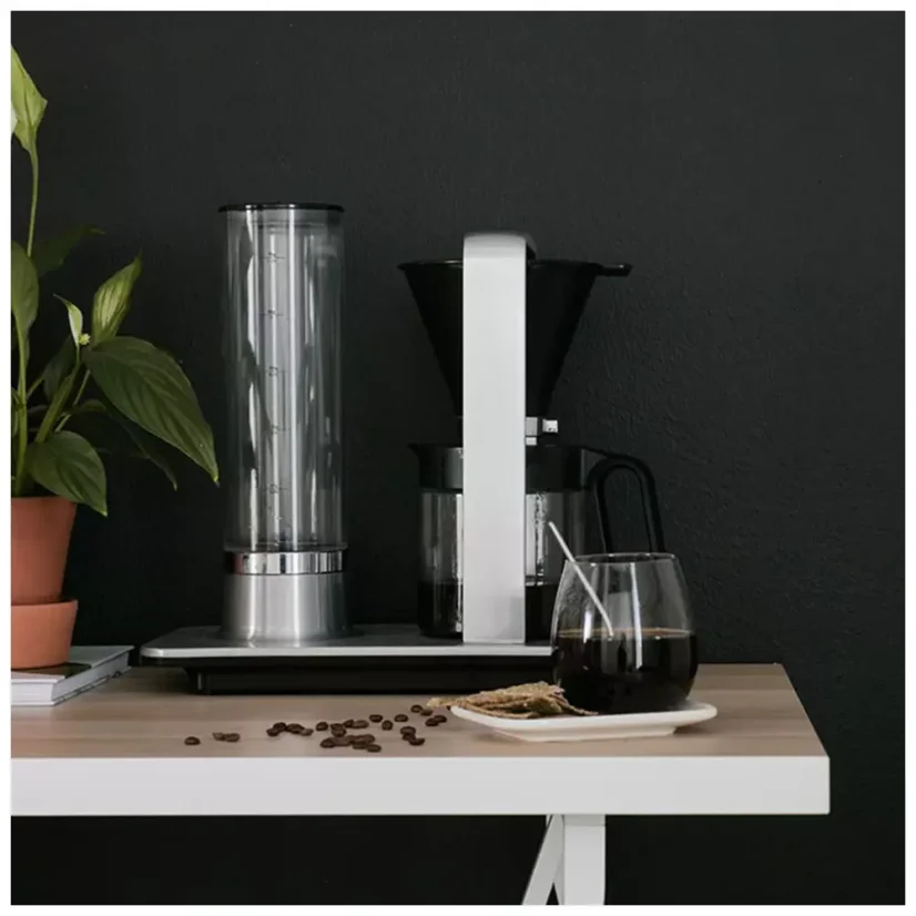 Vue de face de l'appareil à café filtre sur le plan de travail de la cuisine.