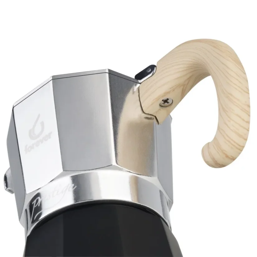Détail sur la poignée en bois de la cafetière Moka argentée Forever Miss Moka Woody pour la préparation de 6 tasses.