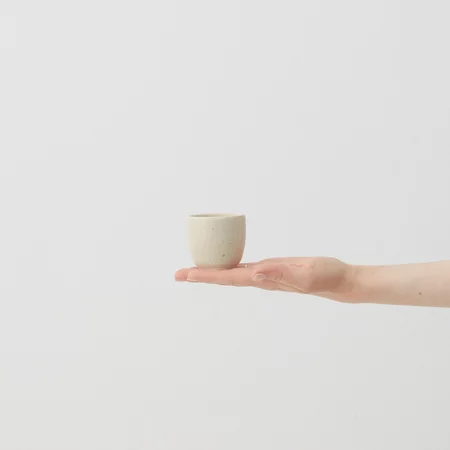 Tasse à café beige Aoomi Iris Mug A04 d'une capacité de 80 ml, parfaite pour les amateurs d'espresso.