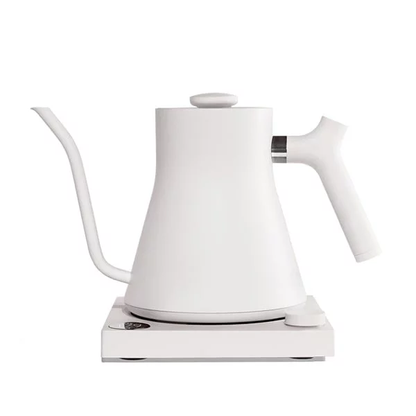 Bollitore elettrico bianco su sfondo bianco.