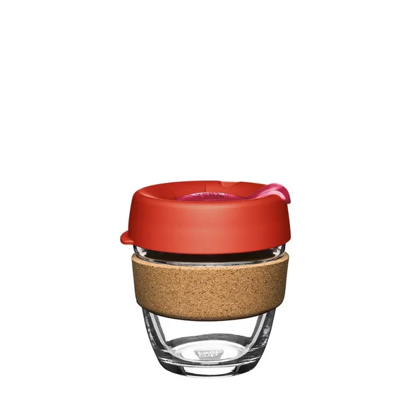 Gobelet thermique KeepCup en verre de 227 ml avec couvercle rouge et manchon en liège sur fond blanc