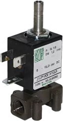 Schwaarzt elektromagnetescht Ventil mat Metall-Schlauchstotz uewen an engem Gewandgehäus mat zwee Ausgäng.